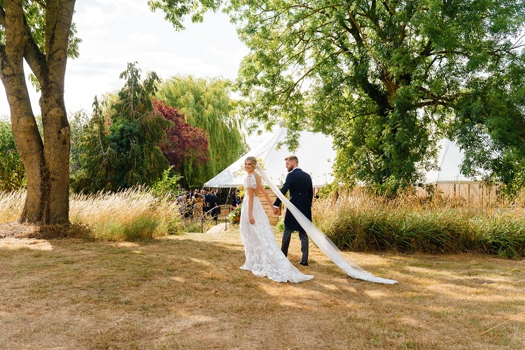 What are the perks of hiring a wedding planner for design?